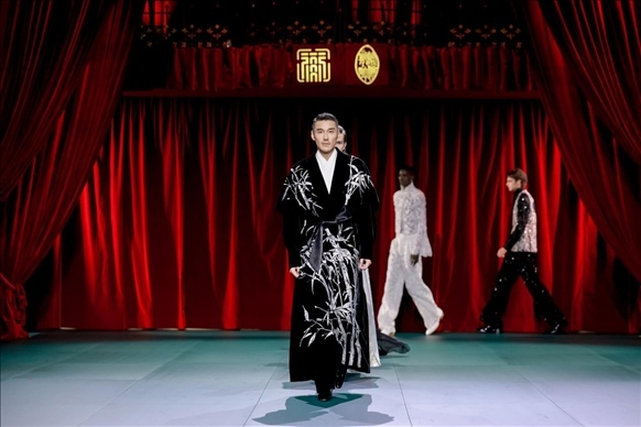 9月28日，模特在法國巴黎舉行的“2024巴黎·恭王府服飾秀”上展示服裝（主辦方供圖）