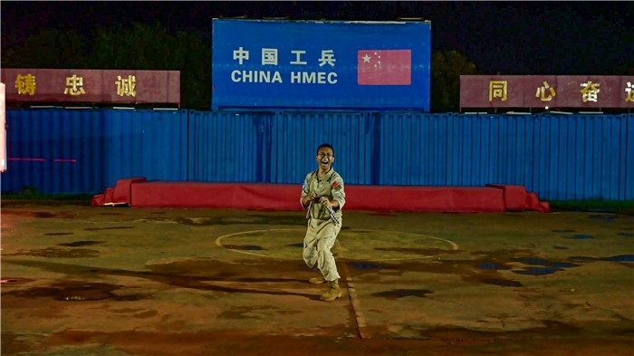 官兵帶來精彩的雙節(jié)棍表演。馬騫攝