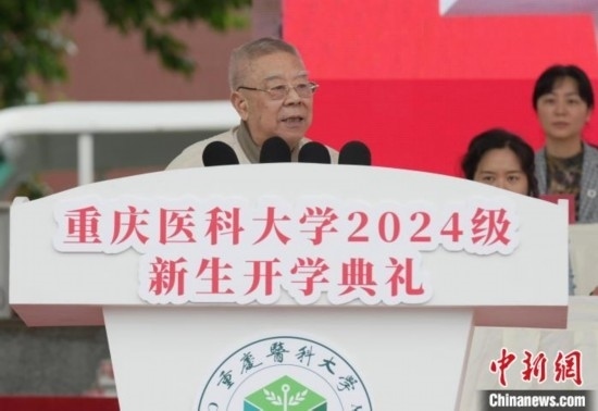 圖為陳宏礎(chǔ)教授為新生帶來“開學(xué)第一課”。中新網(wǎng)記者 周毅 攝