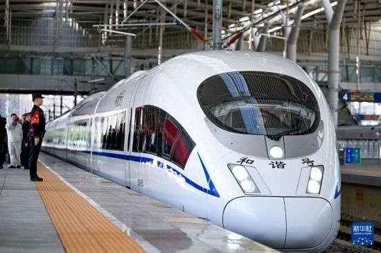 10月1日，由銀川開往惠農(nóng)的C8218次列車從銀川站駛出。