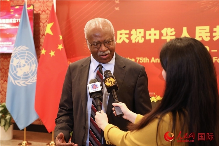 聯(lián)大主席菲勒蒙在招待會現(xiàn)場接受媒體采訪，他向中國政府和人民致以節(jié)日祝賀，表示中國的發(fā)展成就令人驚嘆。人民網(wǎng)記者 李志偉攝