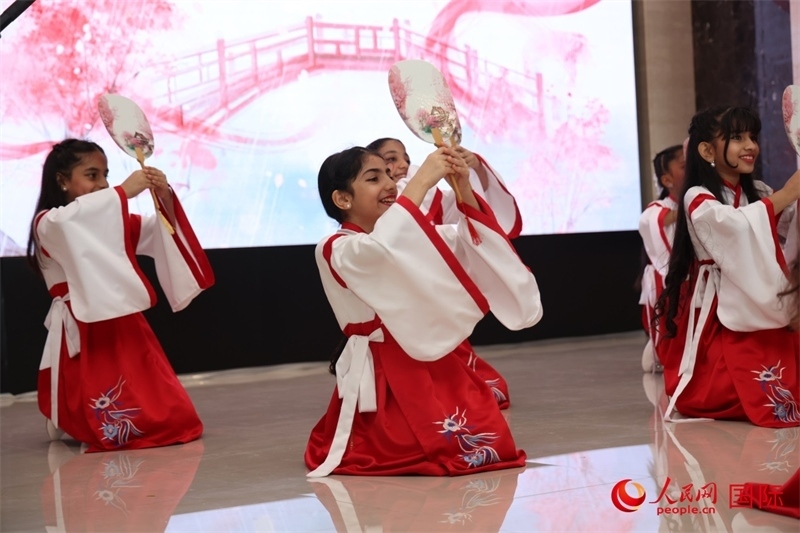 富查伊拉當(dāng)?shù)貙W(xué)校學(xué)生表演節(jié)目。人民網(wǎng)記者任皓宇攝