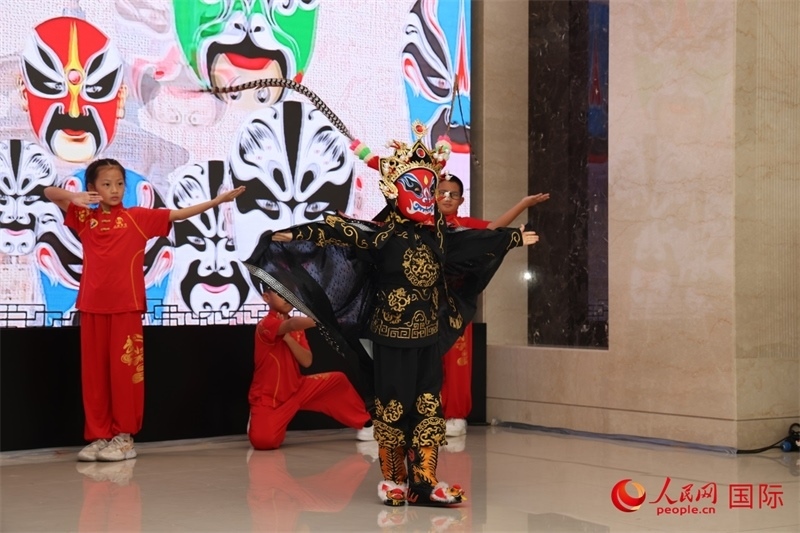 迪拜中國(guó)學(xué)校學(xué)生表演變臉。人民網(wǎng)記者任皓宇攝