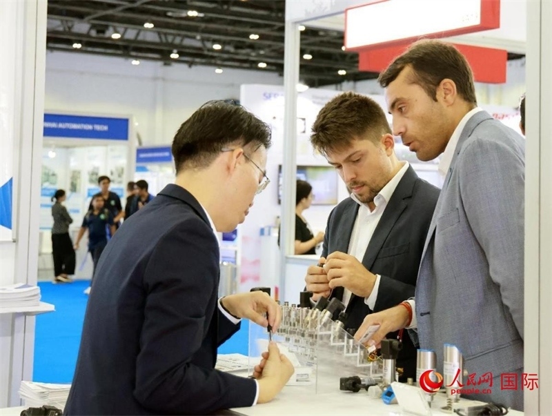 中外展商交流。人民網(wǎng)記者管克江攝