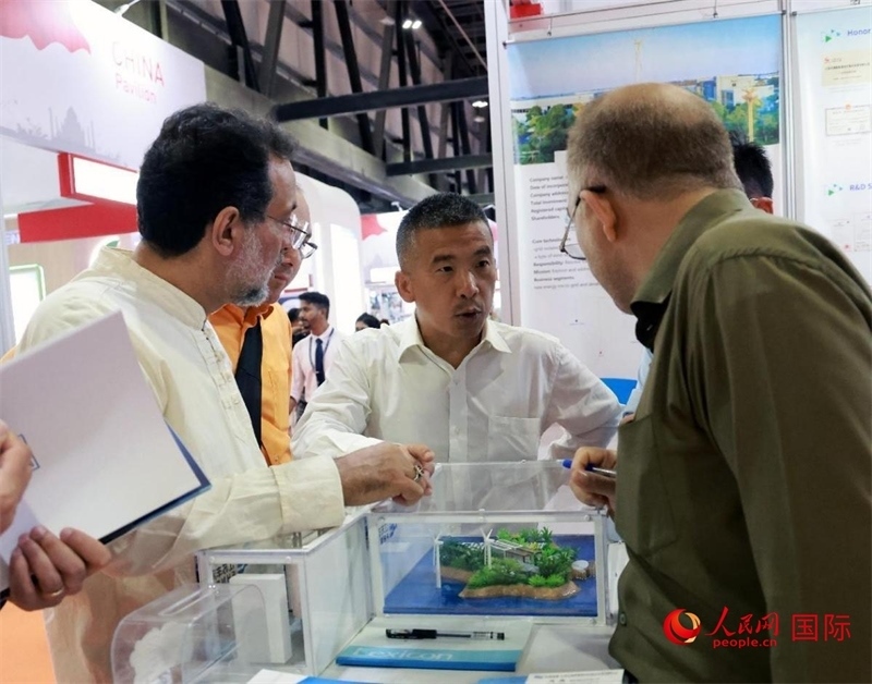 中企推出的綠色能源海水淡化系統(tǒng)吸引了參展商關(guān)注。人民網(wǎng)記者管克江攝