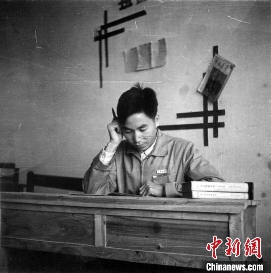 大學時期，龍樂豪在教室自習。(中國運載火箭技術(shù)研究院供圖)