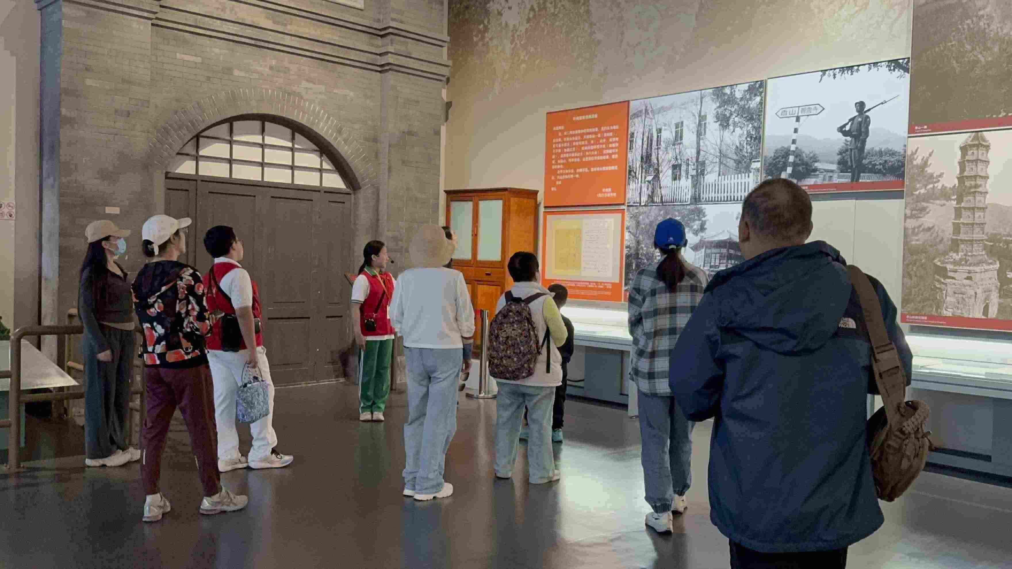 10月4日，北京香山革命紀念館內(nèi)，一名“紅領巾志愿者”正在為參觀者講解。人民網(wǎng)記者 劉微攝