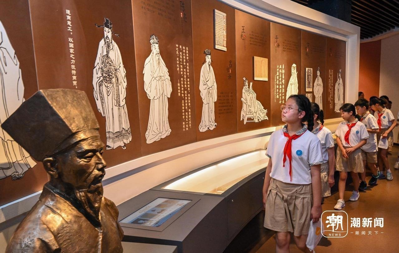 來(lái)自杭州市政苑小學(xué)的學(xué)生走進(jìn)浙江省檔案館“大寫(xiě)浙江人”展廳，近距離“觸摸”歷史、走進(jìn)榜樣、聆聽(tīng)故事，激發(fā)愛(ài)黨愛(ài)國(guó)愛(ài)家熱情。記者 董旭明 攝