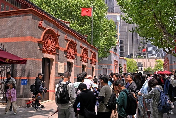2024年5月3日，游客在位于上海的中共一大會(huì)址前參觀。新華社記者 劉穎 攝