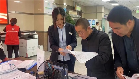 四川省成都市溫江區(qū)市場監(jiān)管局工作人員為群眾提供幫辦服務(wù)。圖片來源：人民網(wǎng)四川頻道