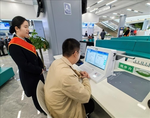 湖北省赤壁市市民在辦事人員的指導(dǎo)下填寫相關(guān)信息。圖片來源：人民網(wǎng)湖北頻道