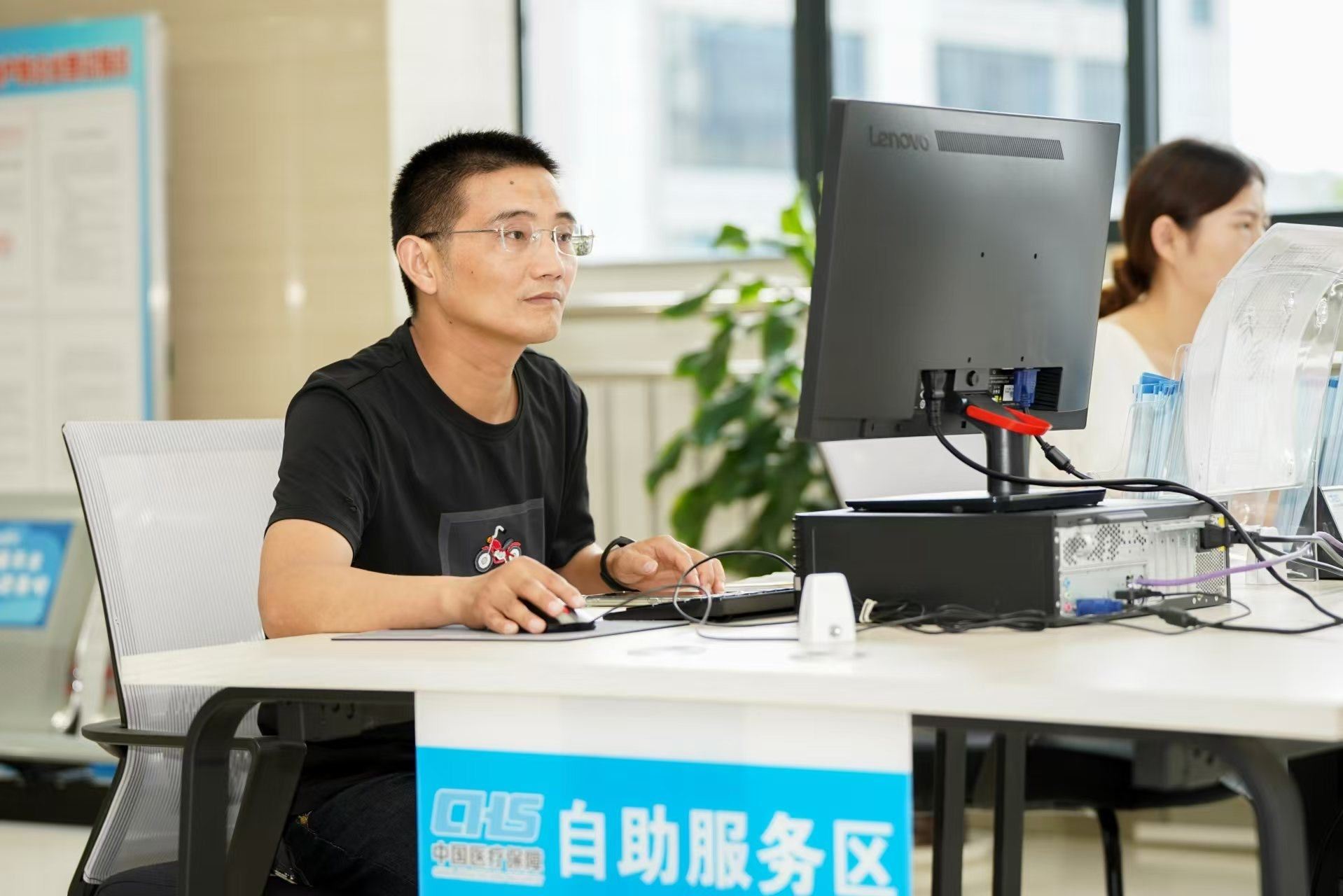 安徽省池州市市民在政務(wù)服務(wù)大廳自助辦理業(yè)務(wù)。圖片來源：人民網(wǎng)安徽頻道