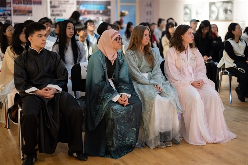 參加《時(shí)光流韻·中國(guó)戲劇藝術(shù)服飾展》的中國(guó)文化愛好者。 斯德哥爾摩中國(guó)文化中心供圖