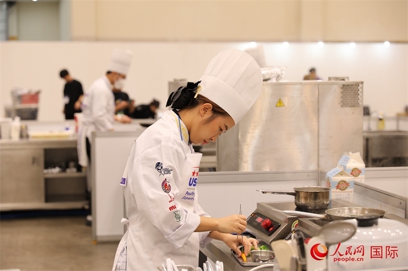 當(dāng)?shù)貢r(shí)間10月5日，廚師在第21屆釜山國(guó)際美食博覽會(huì)上展示廚藝。人民網(wǎng)記者 莽九晨攝
