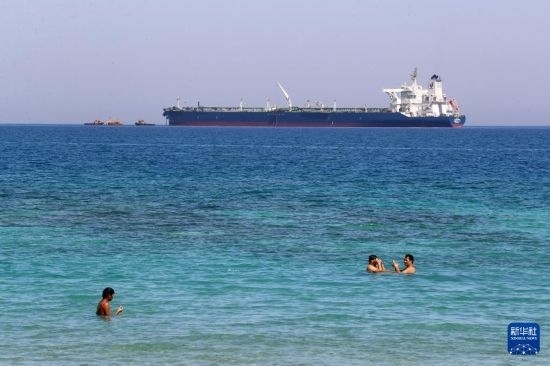 這是10月8日在埃及蘇伊士灣拍攝的行駛中的船只。新華社記者 隋先凱 攝