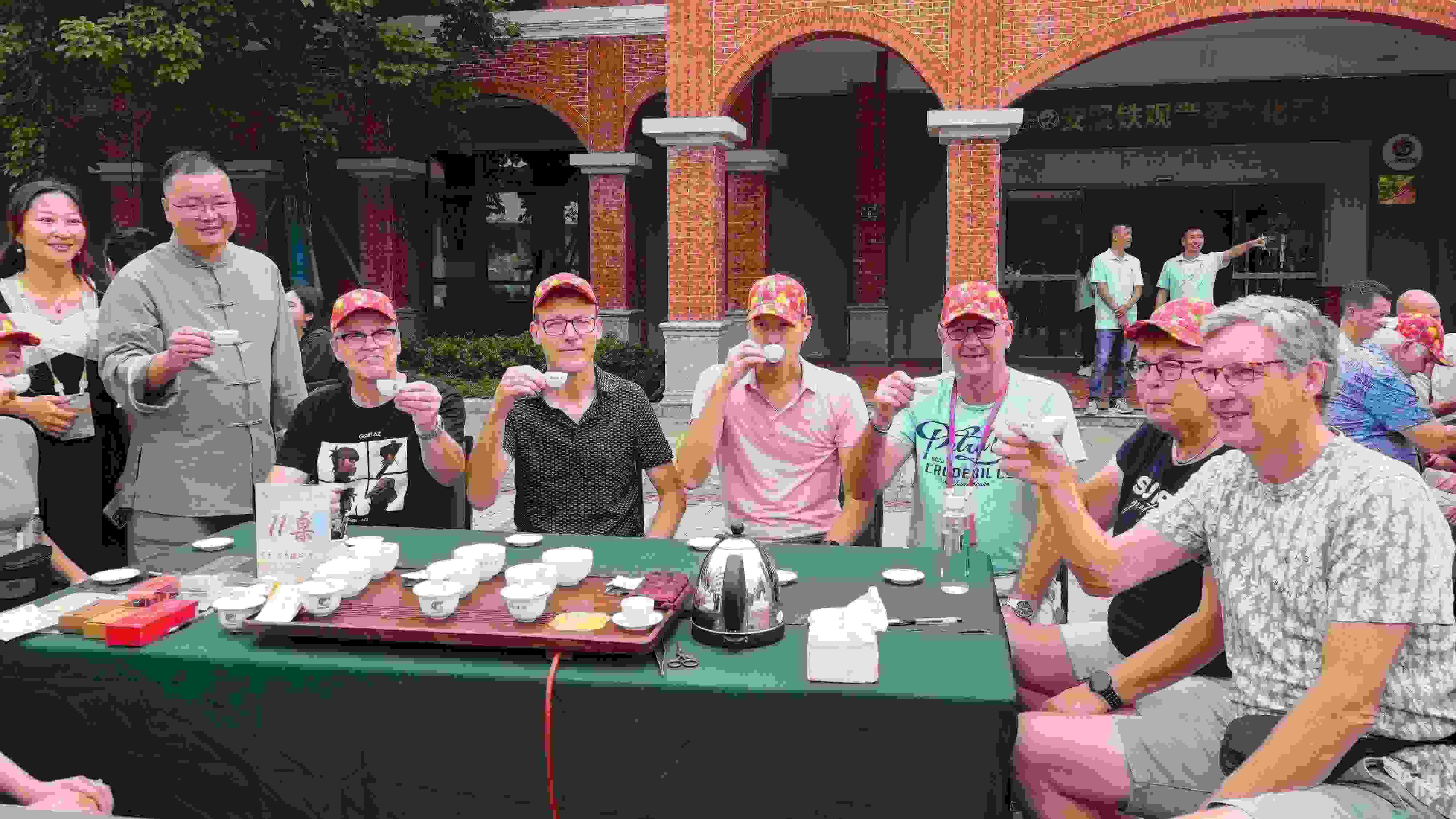 2023年10月4日，福建泉州，外國人品中國茶。