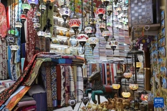 這是10月8日在阿曼首都馬斯喀特的穆特拉市集拍攝的一家店鋪。新華社記者 汪強(qiáng) 攝