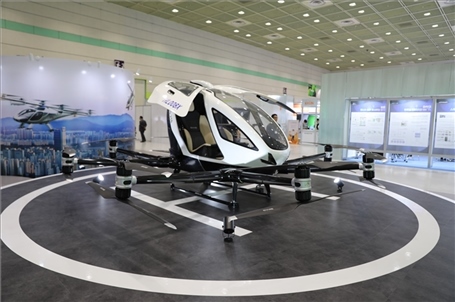 “智慧生活周”博覽會(huì)上展出的低空飛行器。人民網(wǎng)記者 莽九晨攝