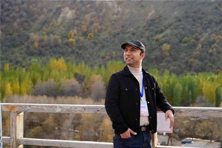 阿布德吾力參加“萬人說新疆”優(yōu)秀作者媒體行活動留影。受訪者供圖