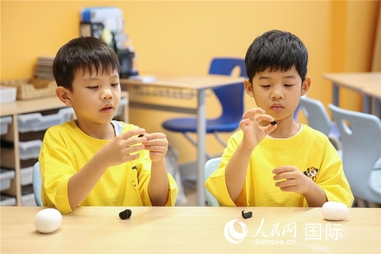 做手工。人民網(wǎng)中東中心分社塔里克·易卜拉欣攝