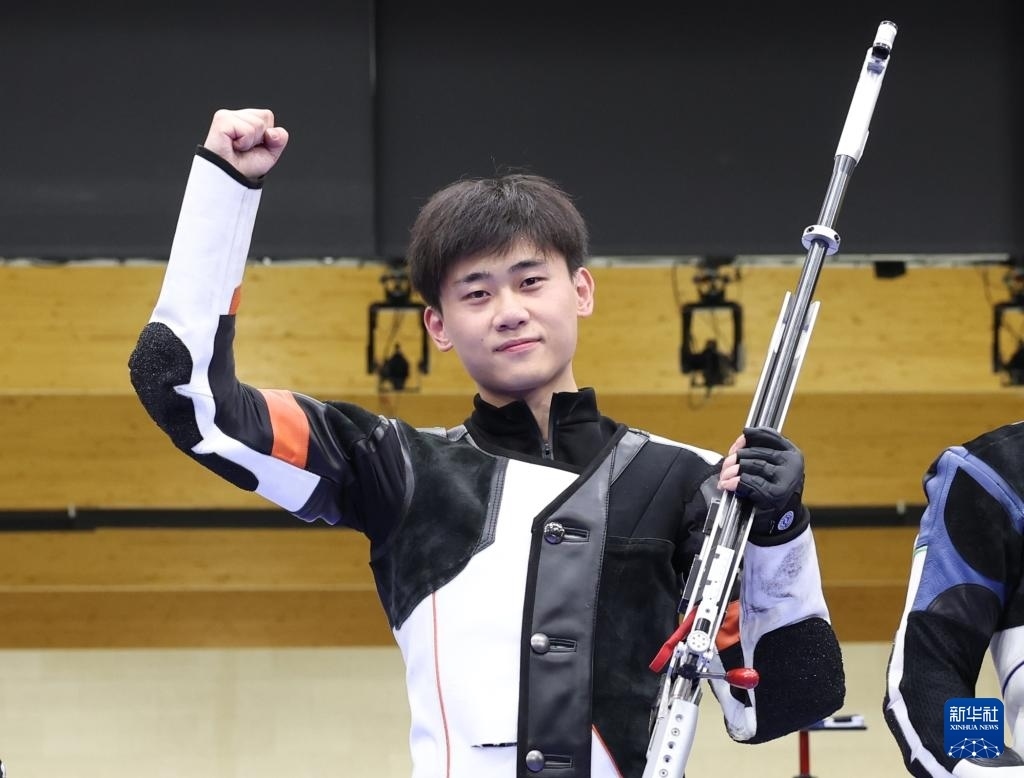 8月1日，在法國沙托魯舉行的巴黎奧運(yùn)會射擊男子50米步槍三姿決賽中，中國選手劉宇坤奪得冠軍。圖為劉宇坤在奪冠后慶祝。新華社記者 張帆 攝