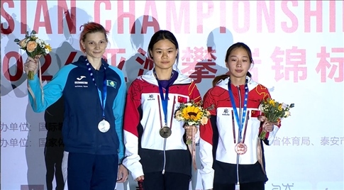 女子速度項(xiàng)目蒙世雪（中）奪冠，周婭菲（右）獲季軍。主辦方供圖