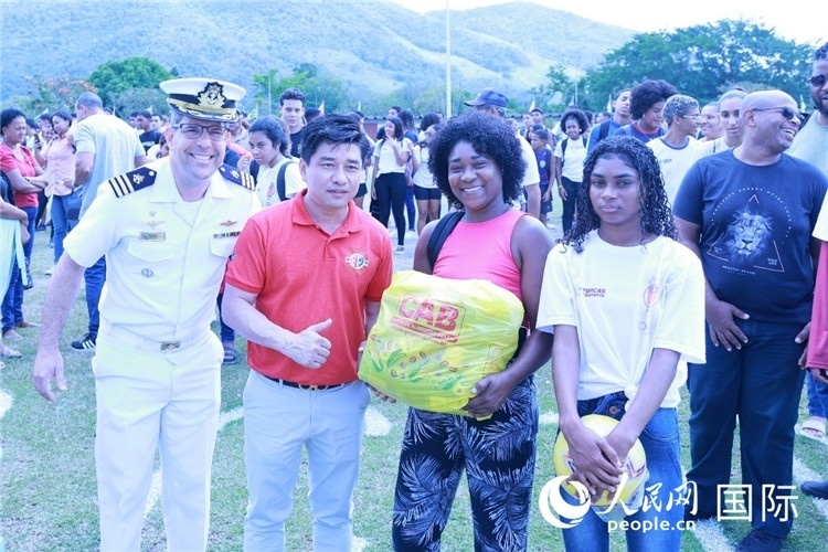 巴西中國浙江商會(huì)會(huì)長鄭俠茂向巴西貧困社區(qū)兒童及家庭捐贈(zèng)基礎(chǔ)食品籃子和足球。人民網(wǎng)記者陳海琪 攝