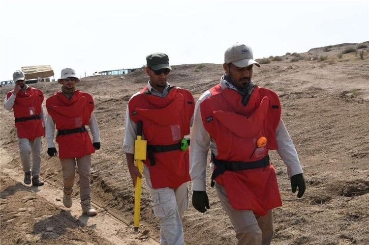 工作人員前往排雷。中國海油供圖