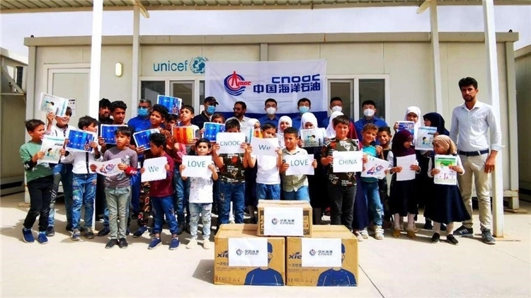 慰問當(dāng)?shù)貙W(xué)校。中國海油供圖