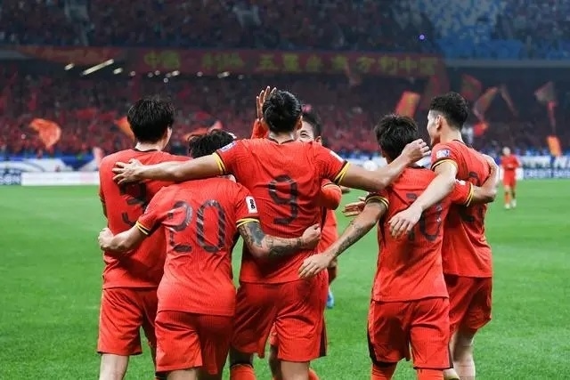 10月15日晚，張玉寧（9號(hào)）進(jìn)球后與隊(duì)友擁抱慶祝。新華社記者 李紫恒攝