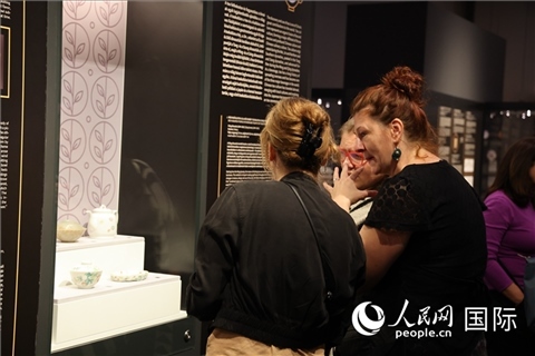 嘉賓參觀展覽。人民網(wǎng)記者 禹麗敏攝