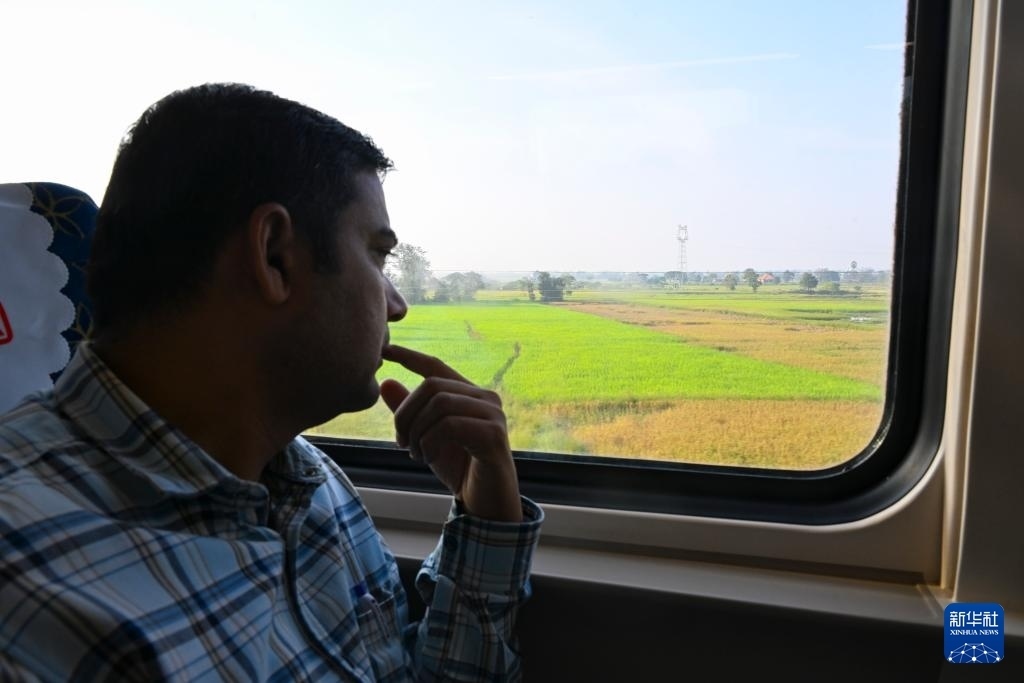 這是10月12日在老撾拍攝的中老鐵路C98列車上的一名乘客。新華社記者 程一恒 攝