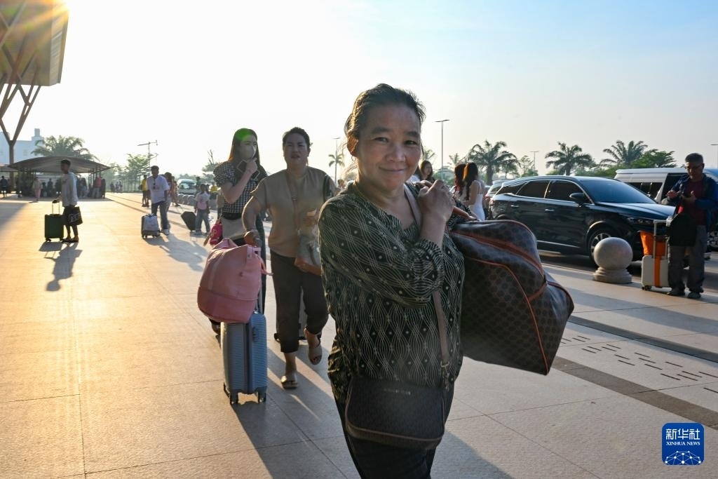 這是10月12日在老撾萬象中老鐵路萬象站拍攝的一名女子。新華社記者 程一恒 攝