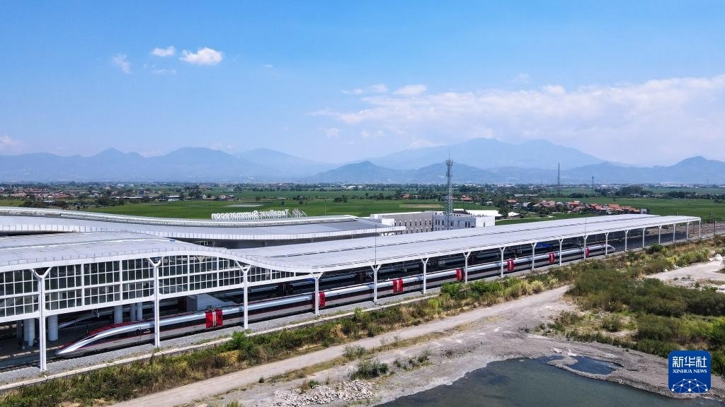 9月13日，在印度尼西亞萬隆德卡魯爾站，雅萬高鐵高速動車組列車?？吭谡九_上（無人機照片）。新華社記者 徐欽 攝