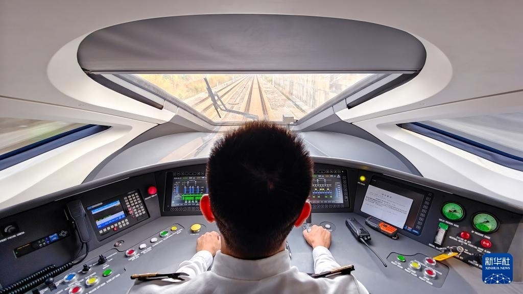 9月12日，司機駕駛高速動車組列車行駛在雅萬高鐵上（手機照片）。新華社記者 徐欽 攝