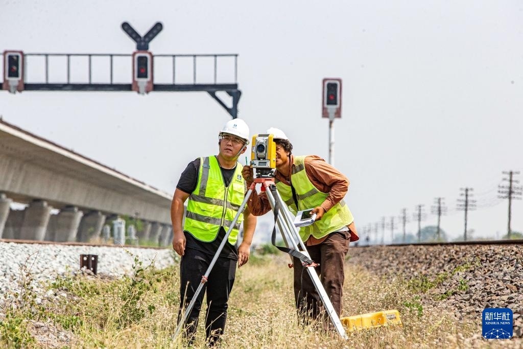 5月1日，在泰國大城府，中泰高鐵項目工作人員在施工現(xiàn)場勘查。新華社記者 王騰 攝