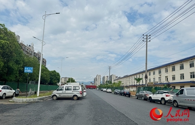 麗水佳園小區(qū)入口外及長(zhǎng)富大道上停滿了車輛。人民網(wǎng)記者 邱燁攝