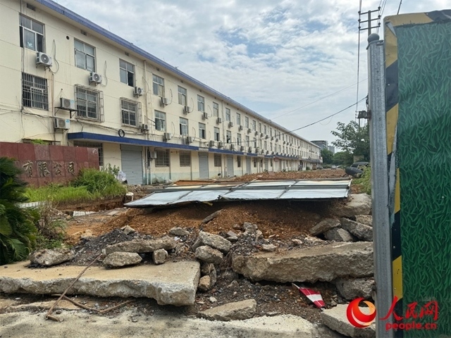 長(zhǎng)富大道北側(cè)輔路在進(jìn)行強(qiáng)電遷改項(xiàng)目。人民網(wǎng)記者 邱燁攝