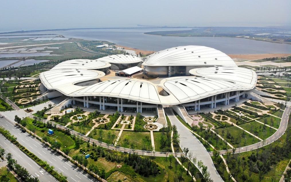 位于中國(guó)—上海合作組織地方經(jīng)貿(mào)合作示范區(qū)的青島·上合之珠國(guó)際博覽中心（2024年7月18日攝，無(wú)人機(jī)照片）。新華社記者李紫恒攝