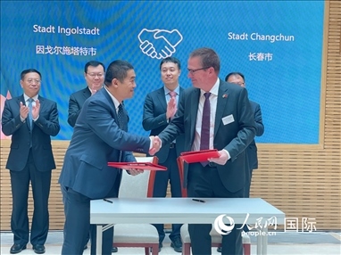 （10月16日，第十屆巴伐利亞中國日在慕尼黑舉行。圖為簽約儀式現(xiàn)場。人民網(wǎng)記者劉赫攝）