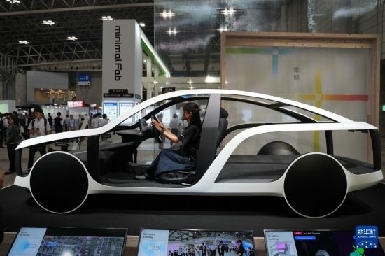 這是10月17日在日本千葉縣舉行的日本高新技術博覽會上拍攝的，索尼公司展示的概念車模型。新華社記者 錢錚 攝