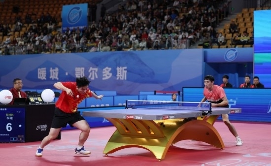 10月18日，上海隊(duì)選手樊振東（左）在單打比賽中發(fā)球。他3:2戰(zhàn)勝福建隊(duì)選手程靖淇。新華社記者 王楷焱 攝