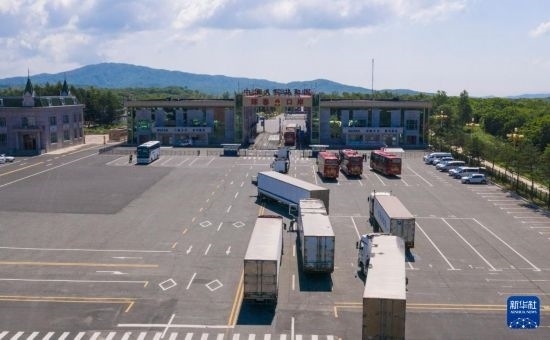 2019年6月22日，往返于中國(guó)和俄羅斯的貨車在中俄琿春口岸前排隊(duì)等待通關(guān)（無(wú)人機(jī)照片）。