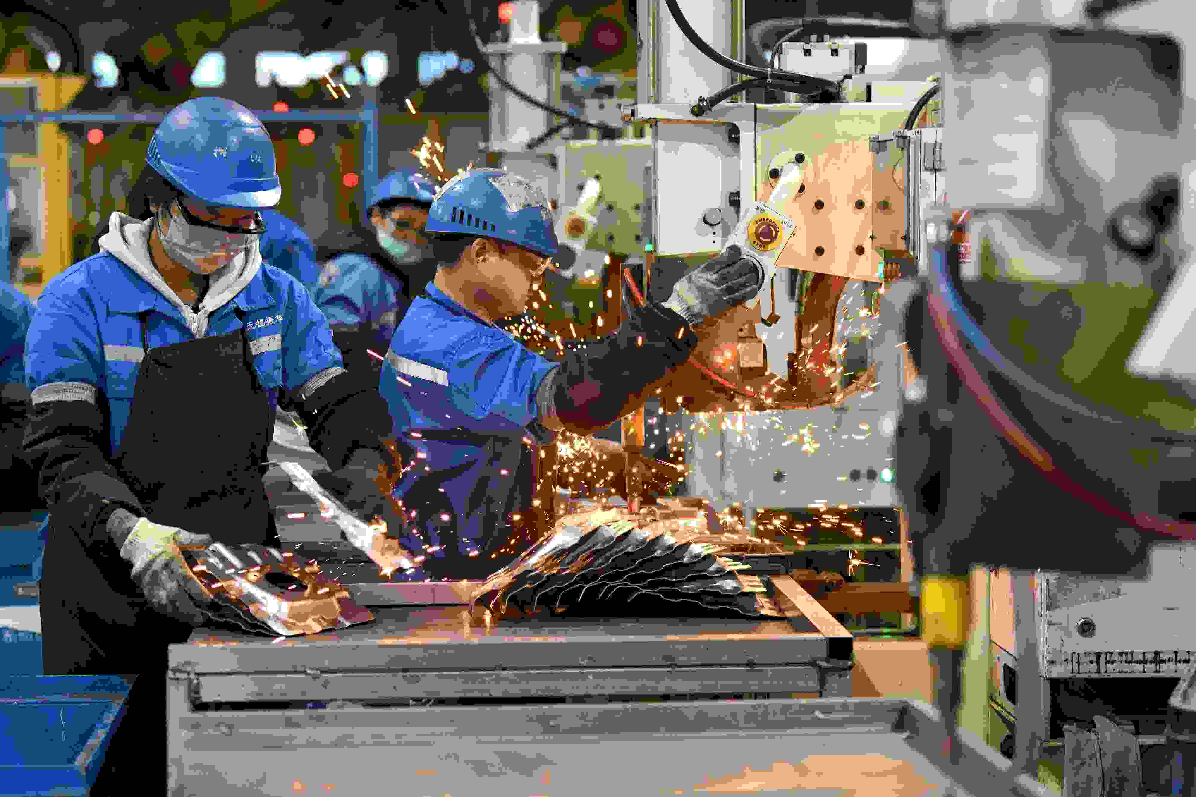 2023年2月7日，福建省寧德市蕉城區(qū)一家汽車零部件生產(chǎn)企業(yè)的生產(chǎn)線上一派繁忙景象。