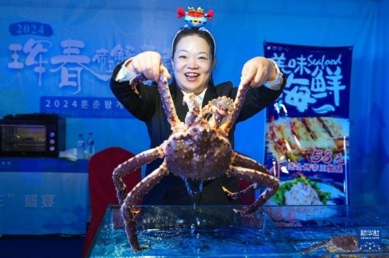 9月19日，在吉林省琿春市，商家在展示售賣的帝王蟹。新華社記者 許暢 攝