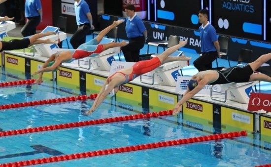 10月18日，中國(guó)選手張雨霏（右二）在女子50米自由泳預(yù)賽中出發(fā)。新華社記者 方喆 攝