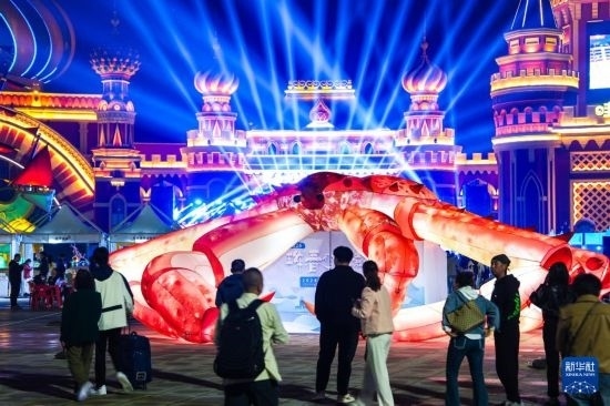 9月19日，游客在吉林省琿春市的2024琿春帝王蟹美食嘉年華現(xiàn)場(chǎng)游玩。新華社記者 許暢 攝