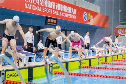 參賽選手在游泳救生項(xiàng)目比賽中。賽事主辦方供圖