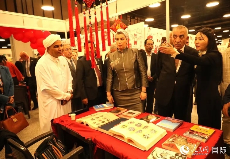 第二十三屆約旦安曼國際書展于10月10日至19日在約旦展覽中心舉行，約旦政府和民間各界人士在中國展臺翻閱圖書，熱烈交流互動，感受中華文化之美。人民網(wǎng)記者 李瀟攝