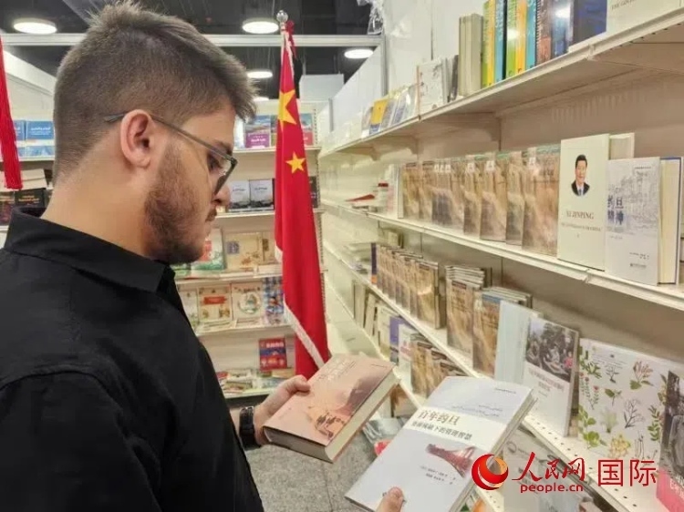 第二十三屆約旦安曼國際書展于10月10日至19日在約旦展覽中心舉行，約旦政府和民間各界人士在中國展臺翻閱圖書，熱烈交流互動，感受中華文化之美。人民網(wǎng)記者 李瀟攝